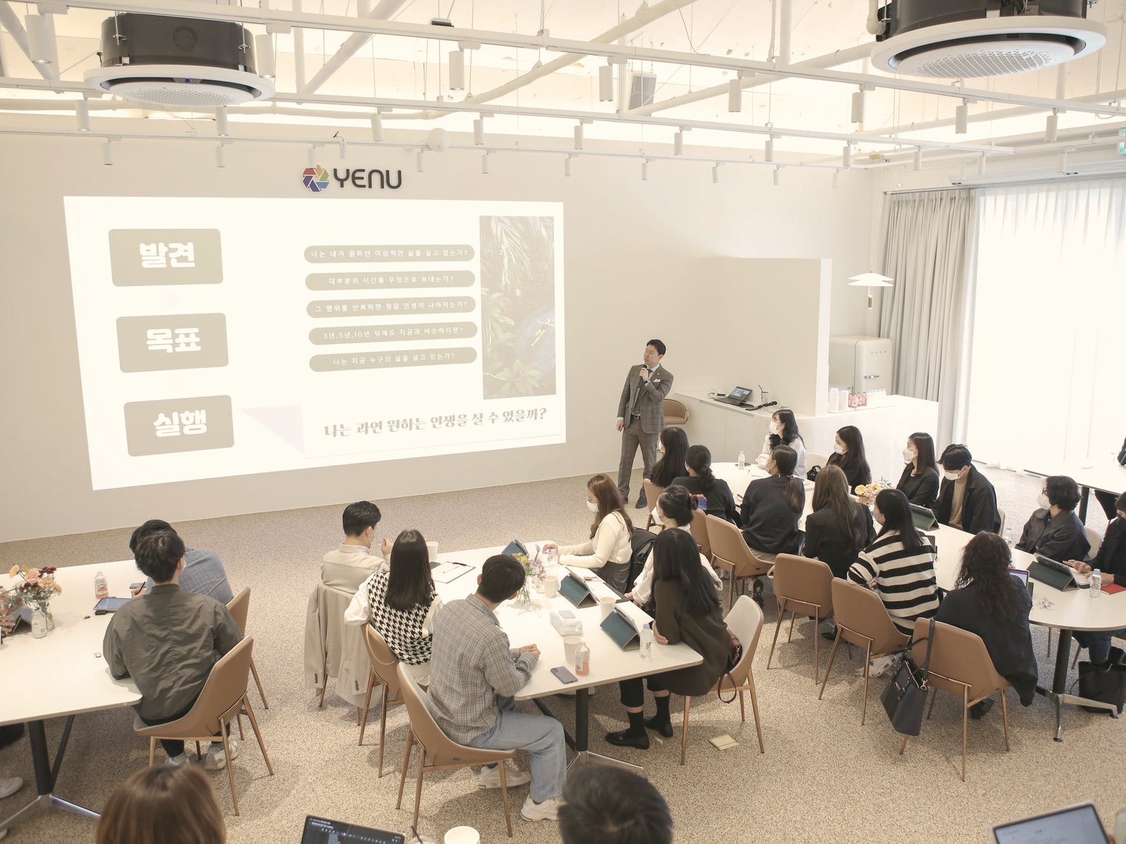 약 25명의 멘티가 참여한 커리큘럼 강연 — 방향·목표·실행 흐름이 슬라이드에 비춰지고 있다