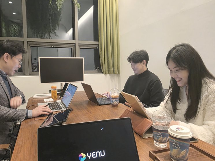 We make growth 머그와 노트북이 놓인 책상 앞에서 멘토와 멘티가 함께 작업하는 일상의 자리